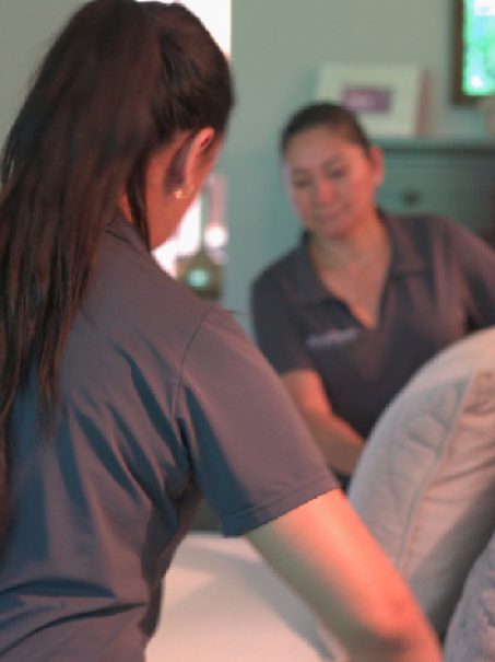 AlvaCleen team making a bed as part of a basic cleaning service, ensuring a clean and tidy bedroom.